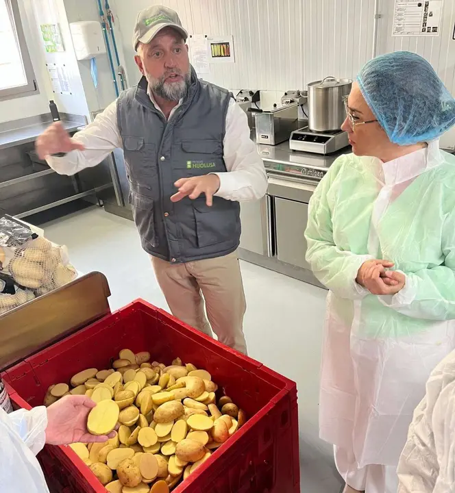 La consejera de Agricultura, Ganader&iacute;a y Desarrollo Rural, Mar&iacute;a Gonz&aacute;lez Corral, visita las instalaciones de Hijolusa en Le&oacute;n