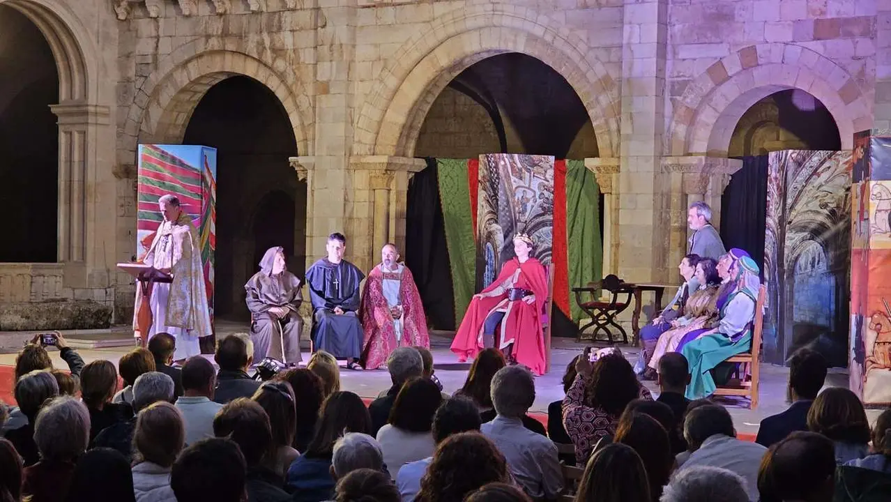 Representaci&oacute;n teatral de Alfonso IX en el claustro de San Isidoro. Le&oacute;n24horas