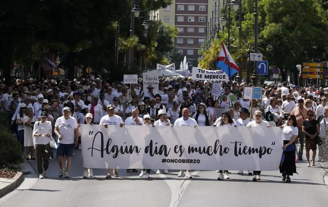 Imagen de archivo de una manifestaci&oacute;n de la plataforma Oncobierzo para reclamar mejoras en la situaci&oacute;n sanitaria de la comarca. | ICAL