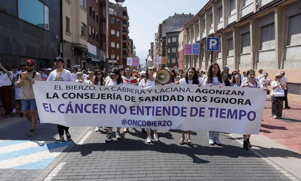 C&eacute;sar S&aacute;nchez. ICAL. Manifestaci&oacute;n de la plataforma Oncobierzo para reclamar mejoras en el Servicio de Oncolog&iacute;a del Hospital del Bierzo y en toda la sanidad de la comarca bajo el lema 'Por m&iacute;'