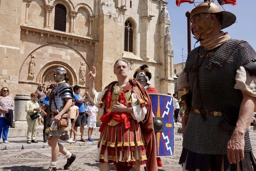 Campillo. ICAL. Acto del Natalicio en Le&oacute;n con entrega del &aacute;guila legionaria y ritual sacrificatorio, tras el desfile legionario