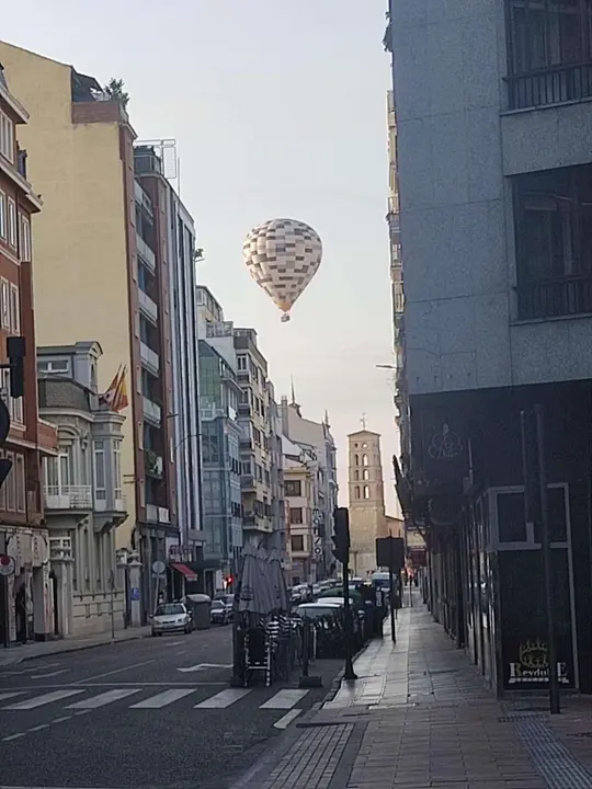 Una curiosa imagen de un globo aerost&aacute;tico en el cielo de la capital leonesa. Le&oacute;n24horas