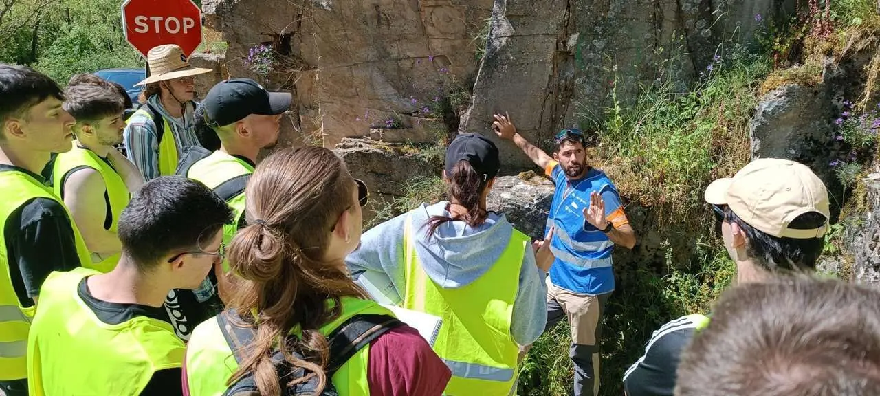 El investigador Javier Fern&aacute;ndez, con un grupo de estudiantes. 