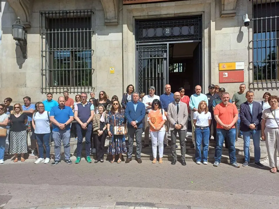 Minuto de silencio frente a la Subdelegaci&oacute;n del Gobierno en Le&oacute;n, este martes.