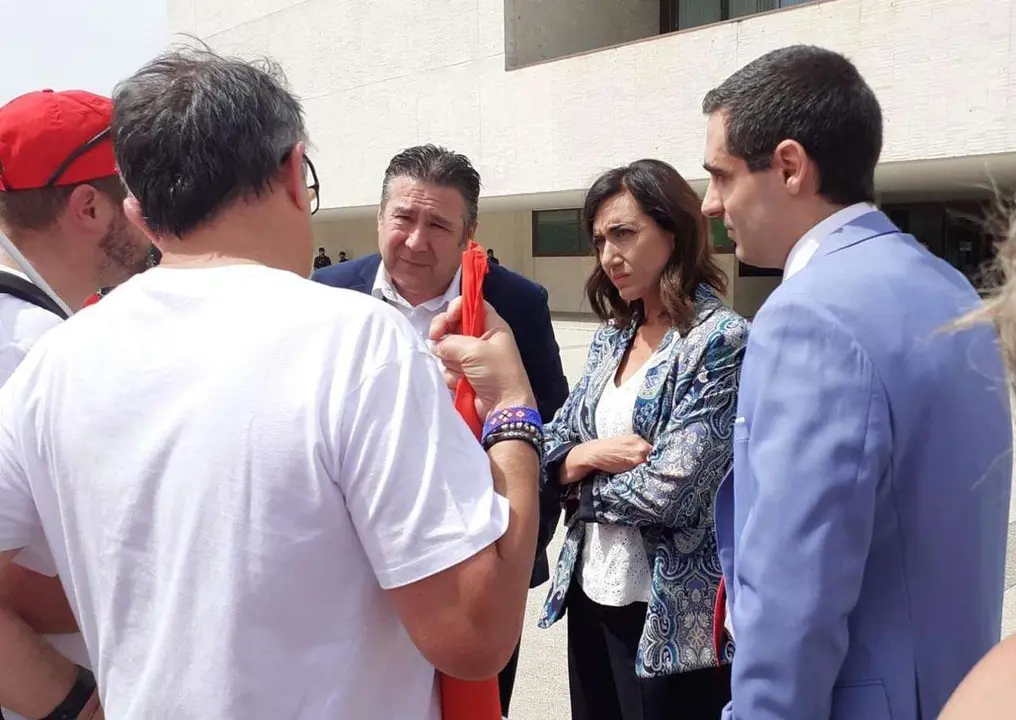 Rub&eacute;n Cacho. ICAL. El portavoz de UPL Luis Mariano Santos conversa con trabajadores de Azucarera concentrados frente a la sede de las Cortes