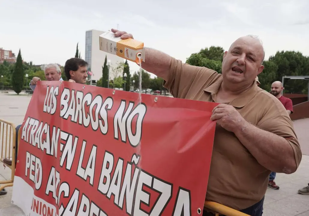 Rub&eacute;n Cacho. ICAL. Trabajadores de Azucarera de conectan frente a la sede de las Cortes para defender sus puestos de trabajo