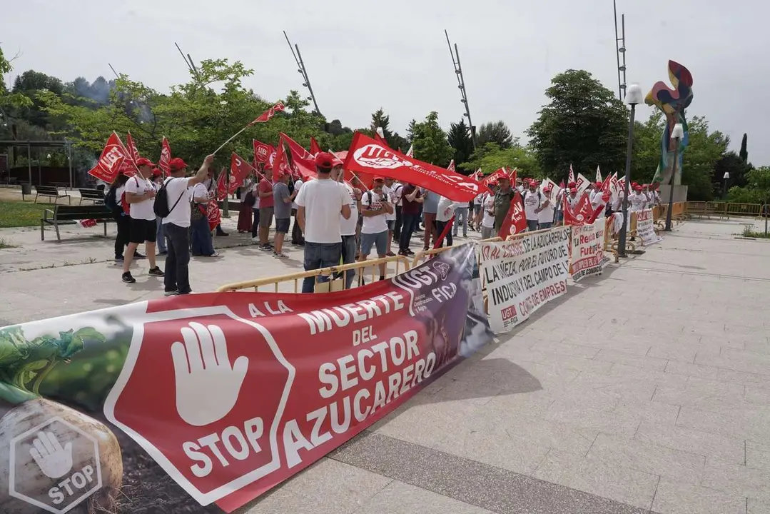 Rub&eacute;n Cacho. ICAL. Trabajadores de Azucarera de conectan frente a la sede de las Cortes para defender sus puestos de trabajo