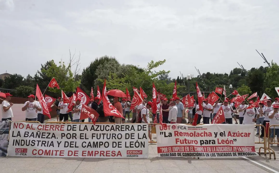 Trabajadores de Azucarera frente a la sede de las Cortes para defender sus puestos de trabajo, en una imagen de archivo. | ICAL