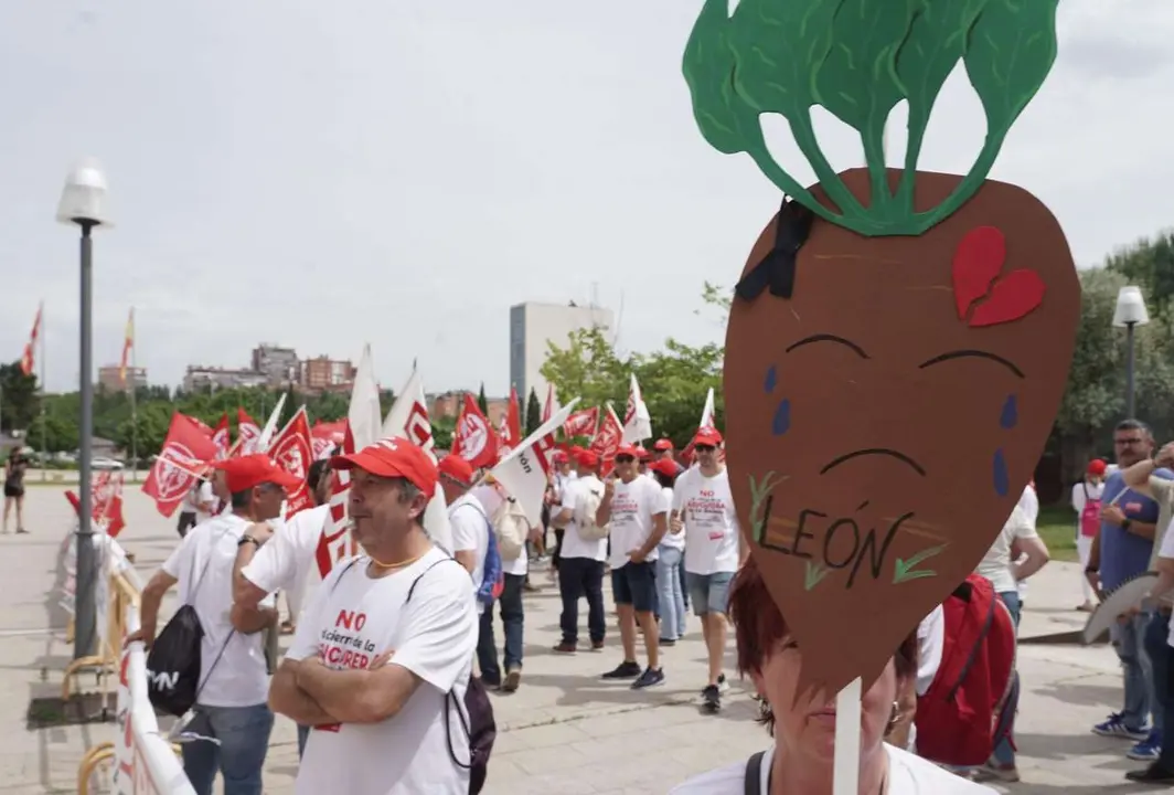 Rub&eacute;n Cacho. ICAL. Trabajadores de Azucarera de conectan frente a la sede de las Cortes para defender sus puestos de trabajo