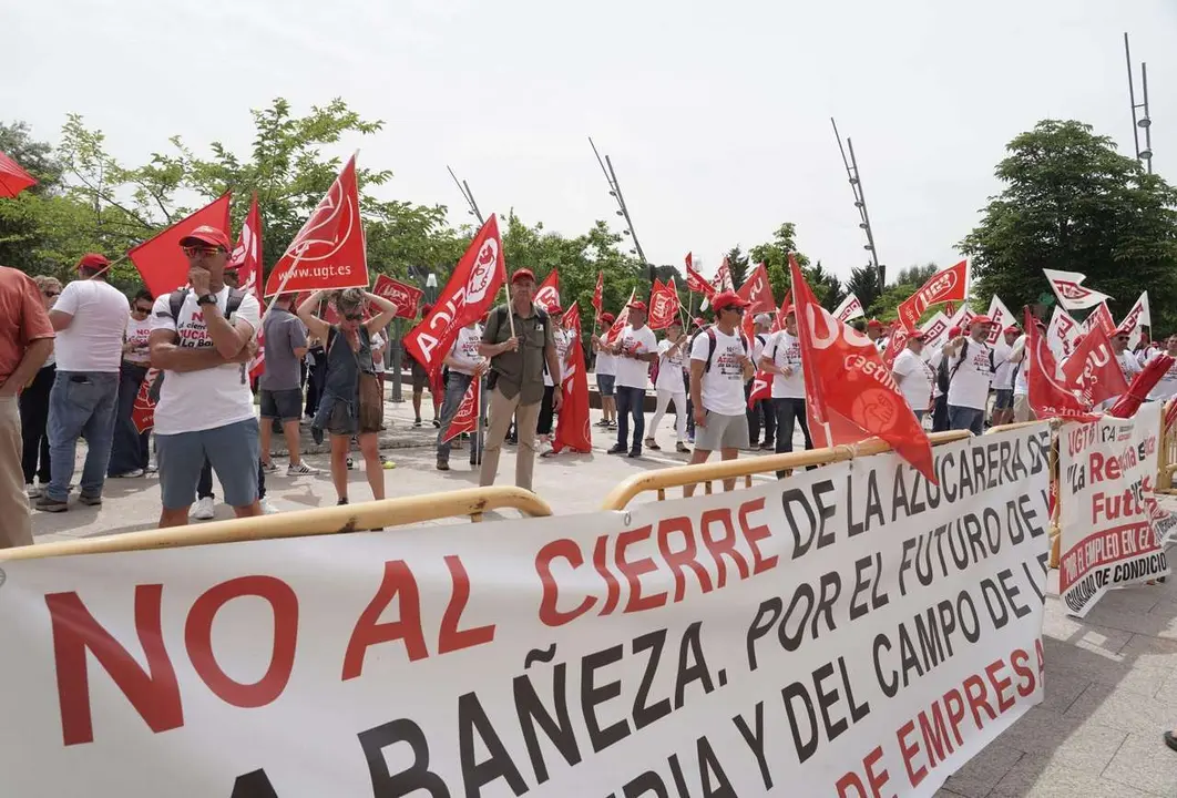 Rub&eacute;n Cacho. ICAL. Trabajadores de Azucarera de conectan frente a la sede de las Cortes para defender sus puestos de trabajo