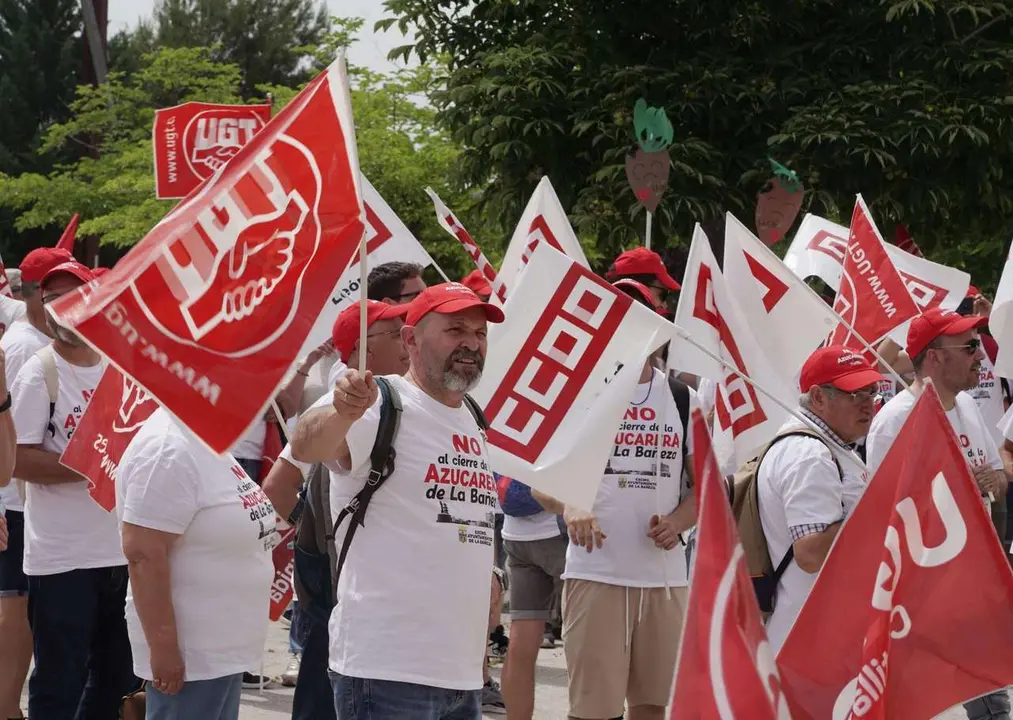 Rub&eacute;n Cacho. ICAL. Trabajadores de Azucarera de conectan frente a la sede de las Cortes para defender sus puestos de trabajo
