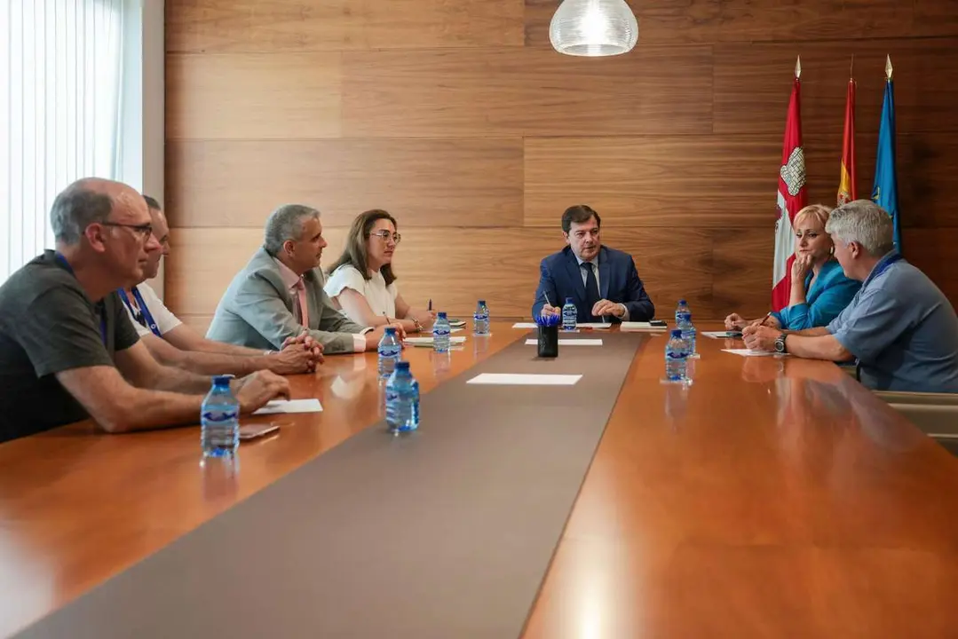 El presidente de la Junta se re&uacute;ne con los trabajadores de Azucarera de La Ba&ntilde;eza