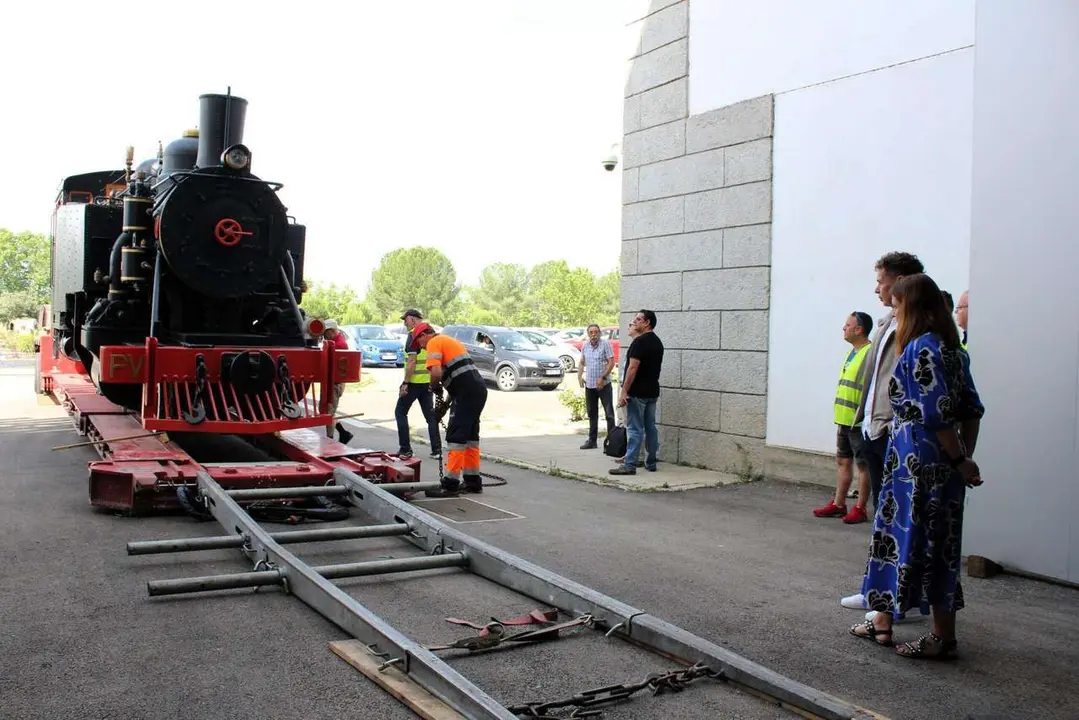 CIUDEN hace entrega de la hist&oacute;rica locomotora Wagner n&uacute;mero 9 al Consorcio del Ponfeblino para el desarrollo del tren tur&iacute;stico. En la imagen, la directora general de CIUDEN, Yasodhara L&oacute;pez, y eel presidente del Consorcio, Mario Rivas