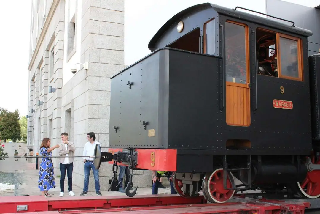 CIUDEN hace entrega de la hist&oacute;rica locomotora Wagner n&uacute;mero 9 al Consorcio del Ponfeblino para el desarrollo del tren tur&iacute;stico. En la imagen, la directora general de CIUDEN, Yasodhara L&oacute;pez, y eel presidente del Consorcio, Mario Rivas
