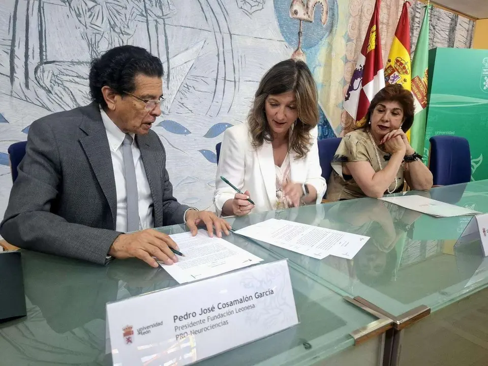 El gesto se ha materializado con la firma, esta ma&ntilde;ana, entre la rectora de la ULE, Nuria Gonz&aacute;lez, y el presidente de la Fundaci&oacute;n, Jos&eacute; Cosamal&oacute;n