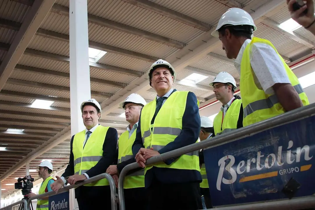 Peio Garc&iacute;a. ICAL. El consejero de Econom&iacute;a y Hacienda y portavoz, Carlos Fern&aacute;ndez Carriedo, y el de Medio Ambiente, Vivienda y Ordenaci&oacute;n del Territorio, Juan Carlos Su&aacute;rez-Qui&ntilde;ones Fern&aacute;ndez, visitan las obras de construcci&oacute;n del Centro Log&iacute;stico del grupo DIA