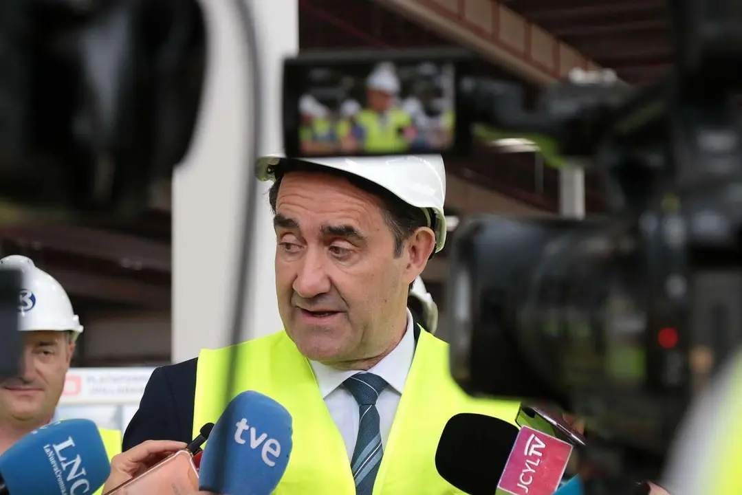 Peio Garc&iacute;a. ICAL. El consejero de Econom&iacute;a y Hacienda y portavoz, Carlos Fern&aacute;ndez Carriedo, y el de Medio Ambiente, Vivienda y Ordenaci&oacute;n del Territorio, Juan Carlos Su&aacute;rez-Qui&ntilde;ones Fern&aacute;ndez, visitan las obras de construcci&oacute;n del Centro Log&iacute;stico del grupo DIA