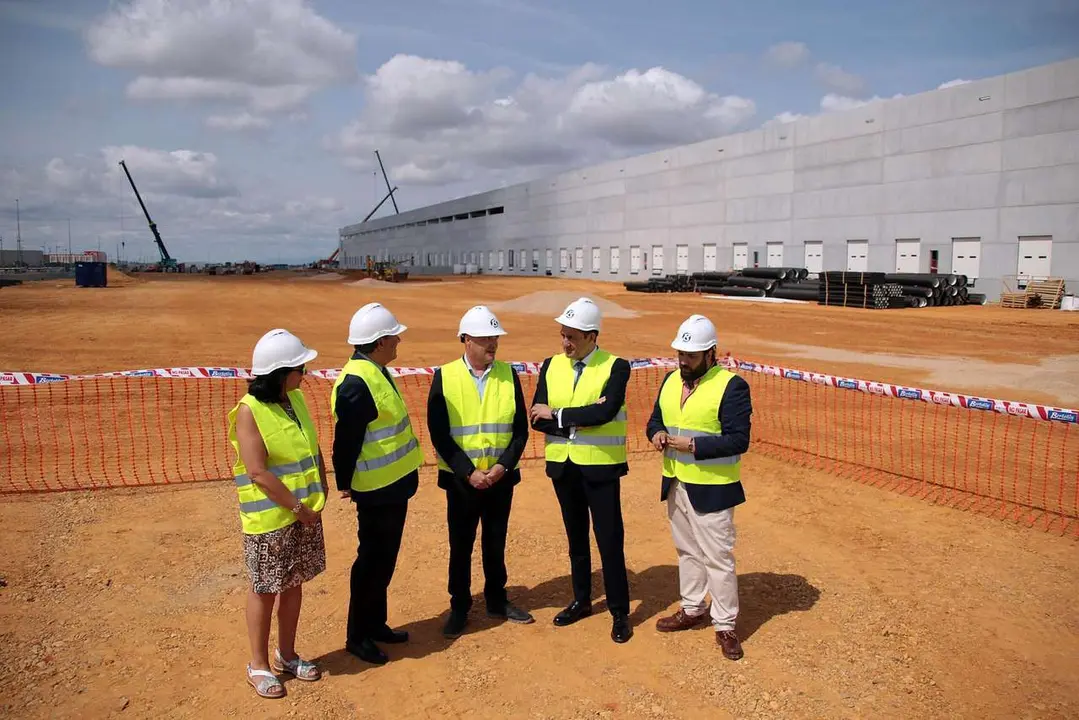 Peio Garc&iacute;a. ICAL. El consejero de Econom&iacute;a y Hacienda y portavoz, Carlos Fern&aacute;ndez Carriedo, y el de Medio Ambiente, Vivienda y Ordenaci&oacute;n del Territorio, Juan Carlos Su&aacute;rez-Qui&ntilde;ones Fern&aacute;ndez, visitan las obras de construcci&oacute;n del Centro Log&iacute;stico del grupo DIA