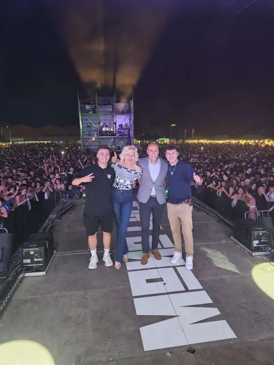 Monoloco, los creadores junto con el alcalde de Le&oacute;n y su mujer
