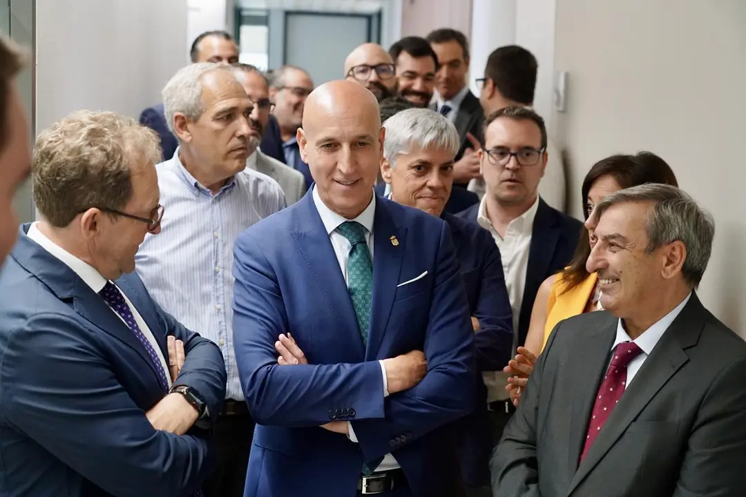 El consejero de Movilidad y Transformaci&oacute;n Digital, Jos&eacute; Luis Sanz (d), este lunes en Le&oacute;n junto a Jos&eacute; Antonio Diez, alcalde de la ciudad (c), y Tom&aacute;s Castro, deProconsi. | ICAL