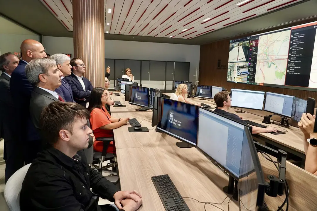 El consejero de Movilidad y Transformaci&oacute;n Digital, Jos&eacute; Luis Sanz Merino, visita las instalaciones del Centro de Control de Transportes de Castilla y Le&oacute;n, en Le&oacute;n. | ICAL