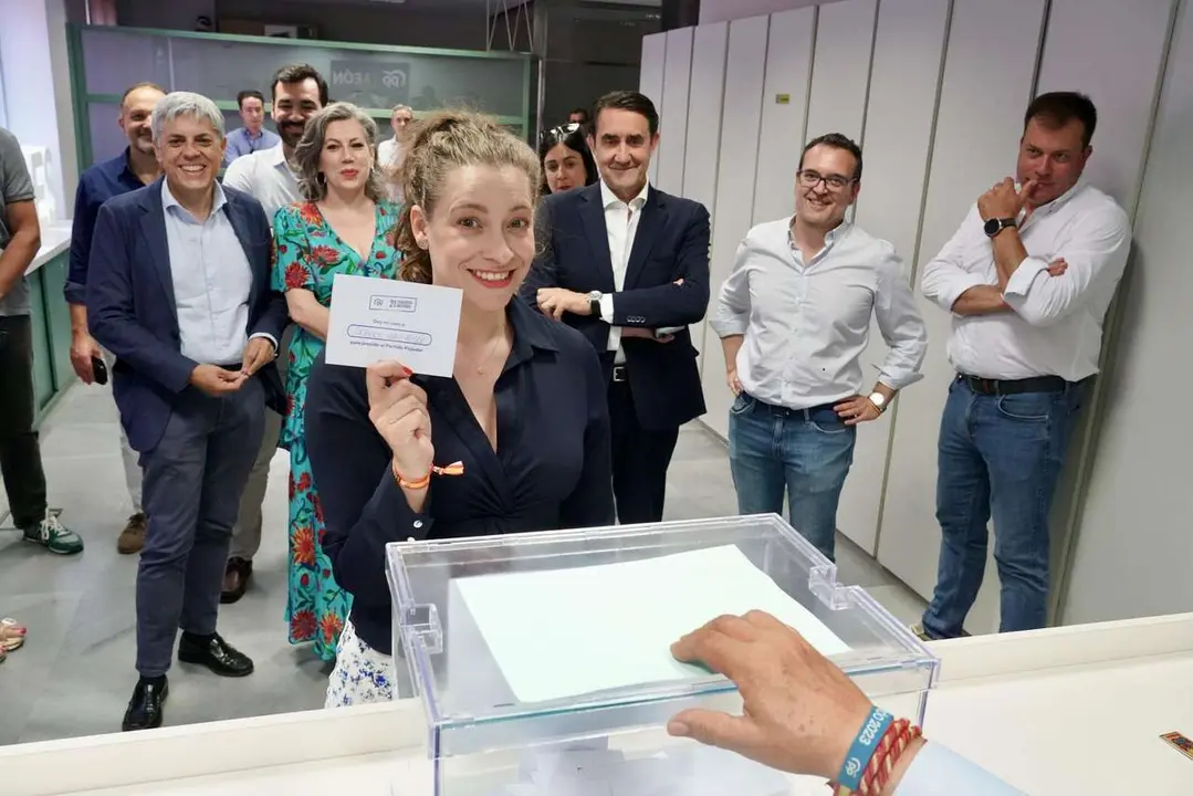 La presidenta del Partido Popular de Le&oacute;n y vicesecretaria nacional de Sanidad y Educaci&oacute;n, Ester Mu&ntilde;oz, ejerce su derecho a voto en las elecciones primarias del partido a nivel nacional.