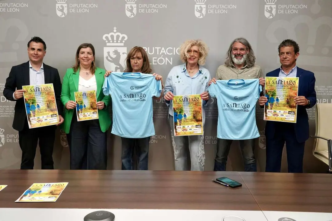 La vicepresidenta de la Diputaci&oacute;n de Le&oacute;n, Ana Arias, presenta la carrera solidaria A Santiago contra el C&aacute;ncer junto al corredor y organizador, Jes&uacute;s N&uacute;&ntilde;ez, la miembro de gobierno de la Junta Provincial de la Asociaci&oacute;n Espa&ntilde;ola contra el C&aacute;ncer, Mercedes Almarza, y varios patrocinadores. | ICAL