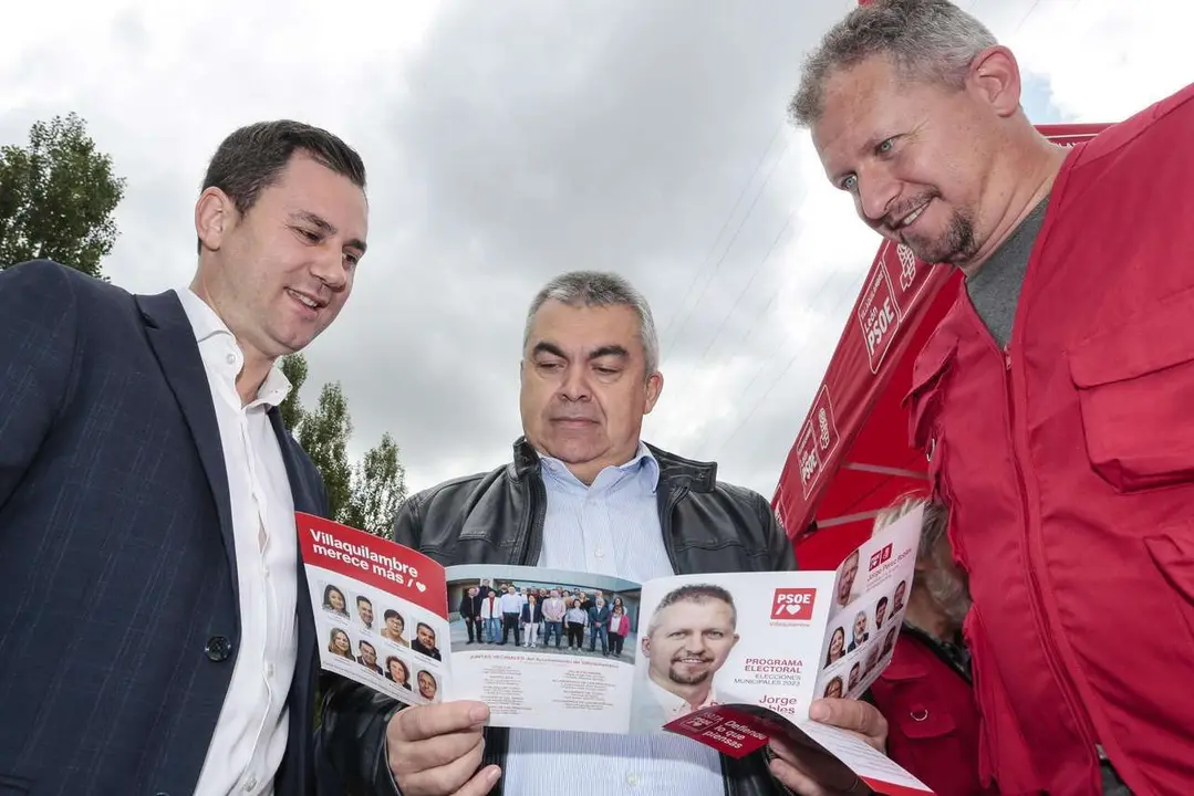 El exsecretario de Organizaci&oacute;n del PSOE, Santos Cerd&aacute;n, visit&oacute; el mercado tradicional de Navatejera junto al secretario provincial del partido, Javier Alfonso Cend&oacute;n, y el entonces candidato socialista a la Alcald&iacute;a de Villaquilambre, Jorge P&eacute;rez. | ICAL