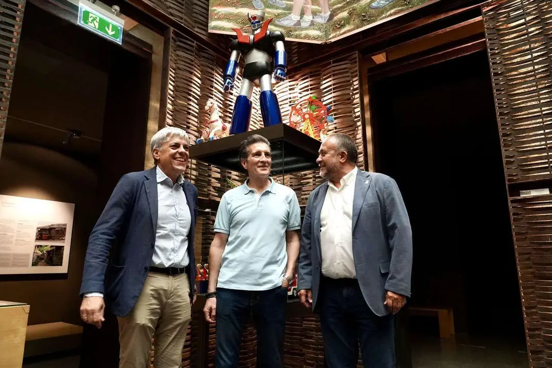 El presidente de la Diputaci&oacute;n de Le&oacute;n, Gerardo &Aacute;lvarez Courel, inaugura la exposici&oacute;n &lsquo;Un viaje nost&aacute;lgico&rsquo;.