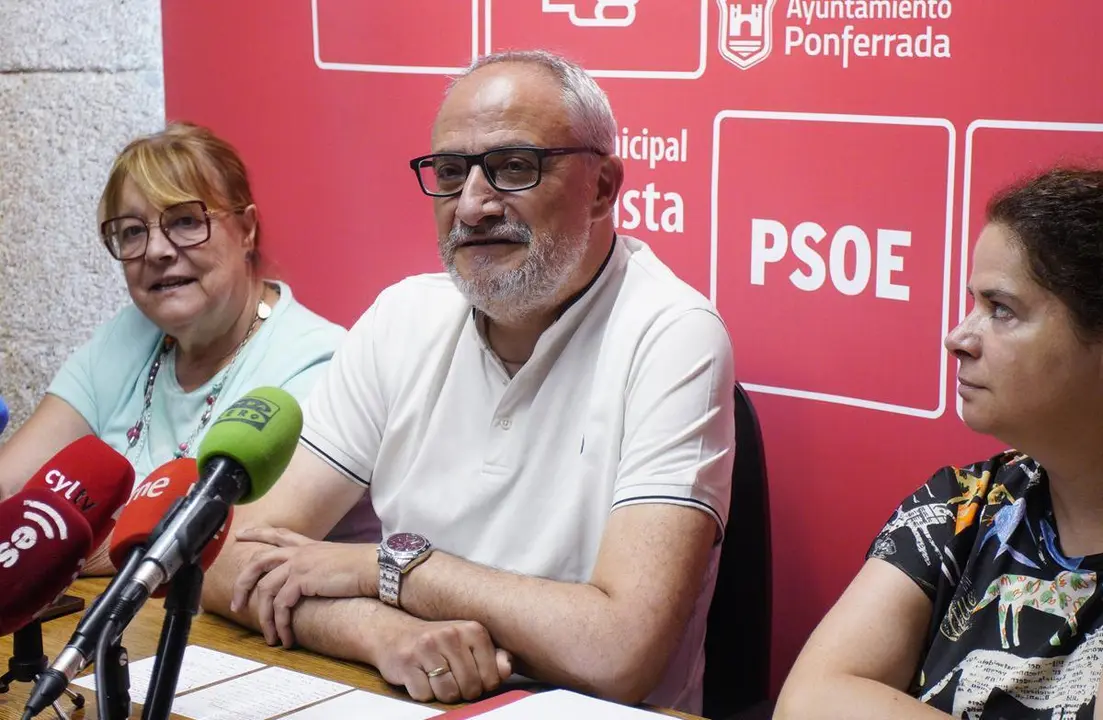 Olegario Ram&oacute;n, en la rueda de prensa del PSOE este mi&eacute;rcoles en Ponferrada. | ICAL