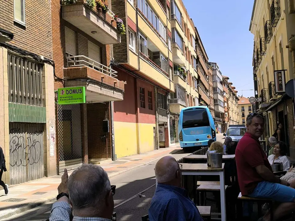 Un microb&uacute;s transitando en sentido contrario por la calle Renueva. Le&oacute;n24horas. 