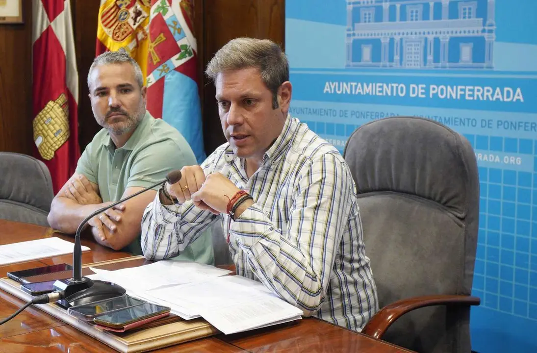 A la derecha, el teniente de alcalde del Ayuntamiento de Ponferrada, Iv&aacute;n Alonso. | ICAL