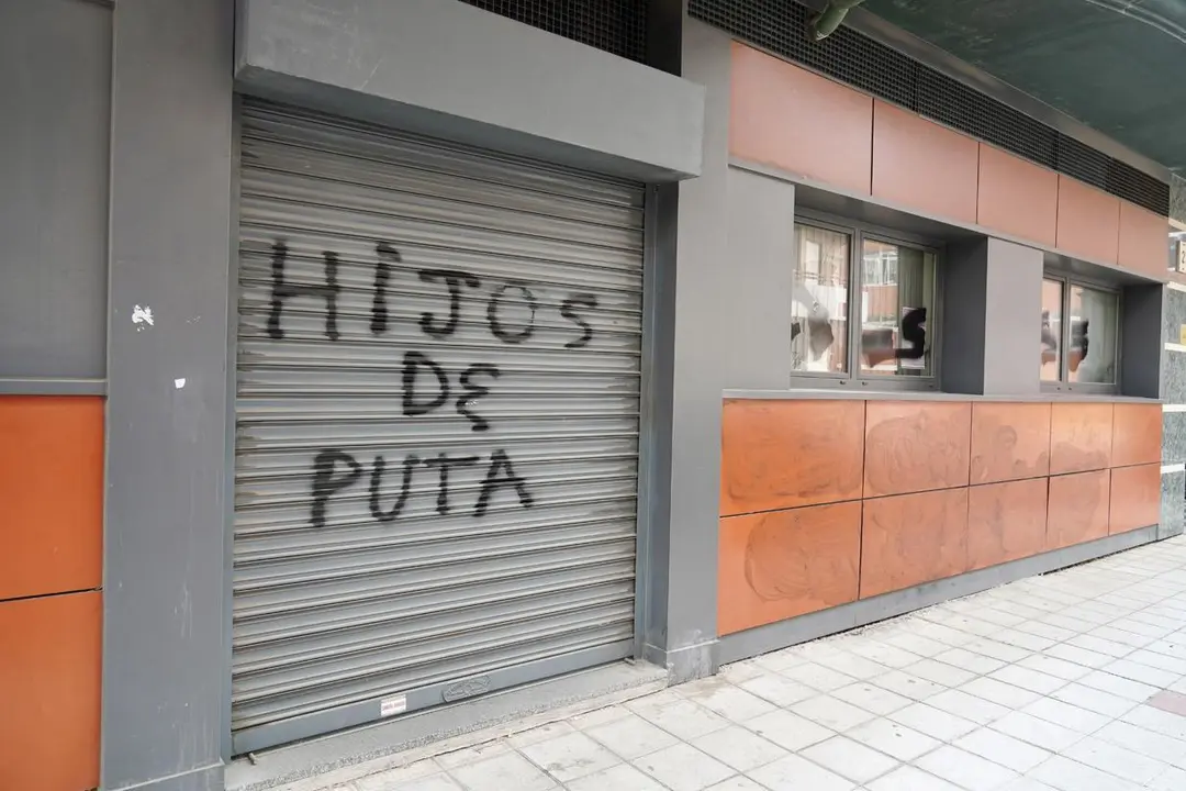 La sede del PSOE de Le&oacute;n amaneci&oacute; este viernes con pintadas en su fachada y cristales rotos. | ICAL