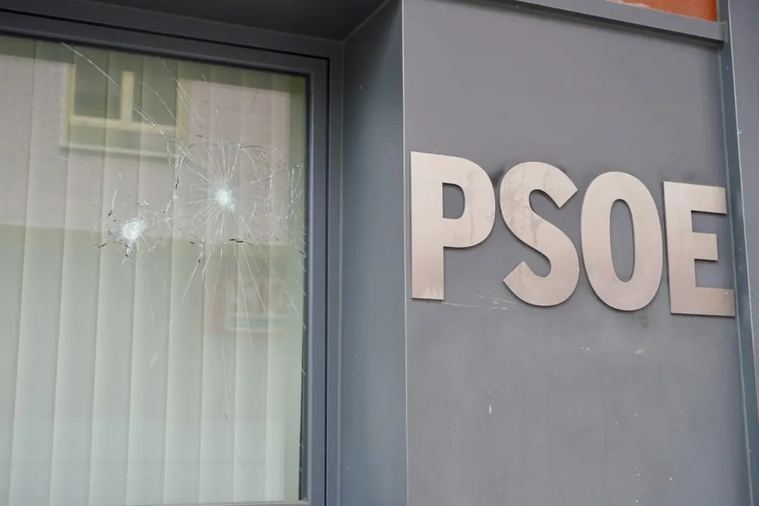 Uno de los cristales apedreados en la sede del PSOE de Le&oacute;n. | ICAL