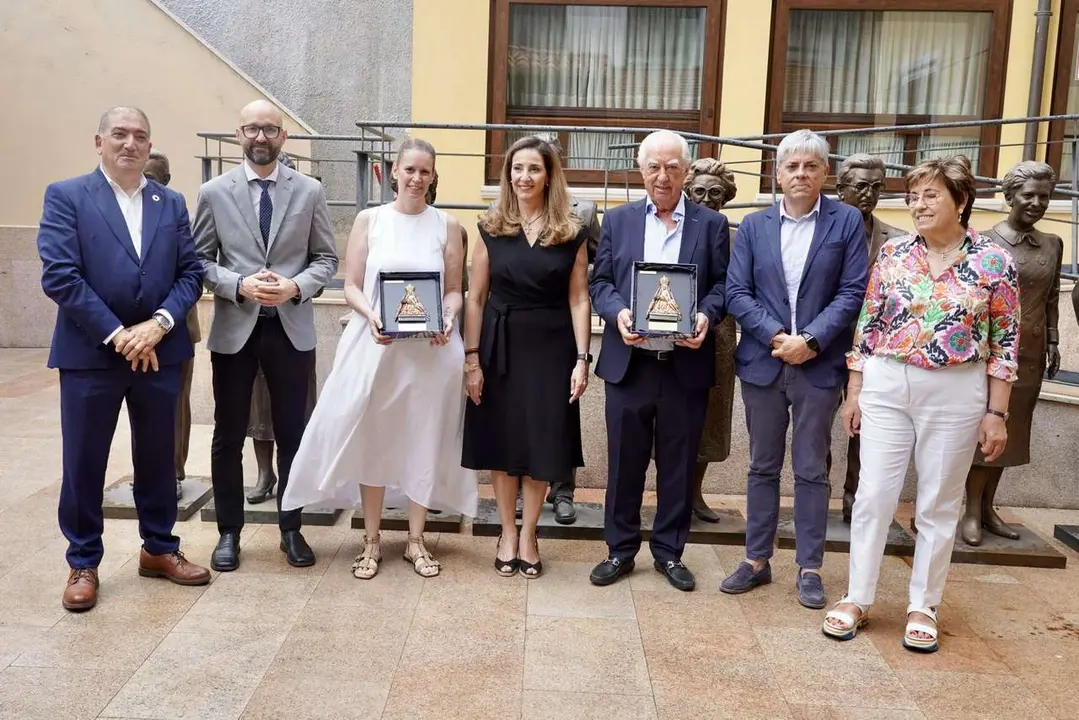 Campillo. ICAL. El Museo de la Emigraci&oacute;n Leonesa celebra el III Homenaje al Emigrante Leon&eacute;s. Foto de familia, antes del acto.
