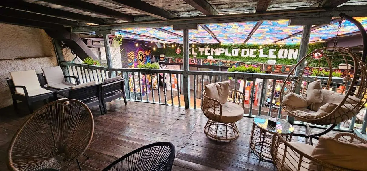 Caf&eacute; y copas en una nueva apertura, Templo de Le&oacute;n.