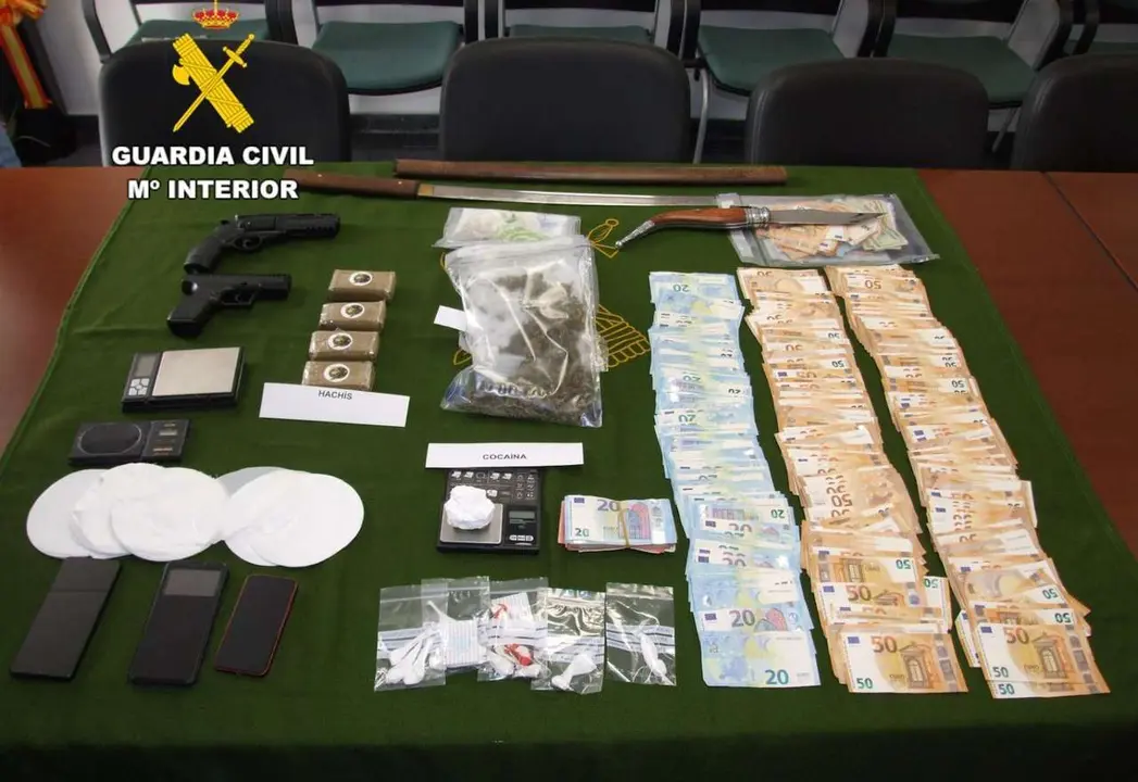 M&aacute;s de 600 gramos de coca&iacute;na y resina de hach&iacute;s, as&iacute; como 19.205 euros en met&aacute;lico, b&aacute;sculas de precisi&oacute;n, sustancias de corte y armas, entre otros efectos incautados en la operaci&oacute;n Mittens.