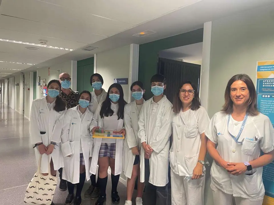 Los alumnos del Colegio de La Asunci&oacute;n de 2&ordm; de ESO, con su proyecto de "aprendizaje de emociones", han visitado a los pacientes del Hospital de D&iacute;a Oncohematol&oacute;gico mientras recib&iacute;an tratamiento.