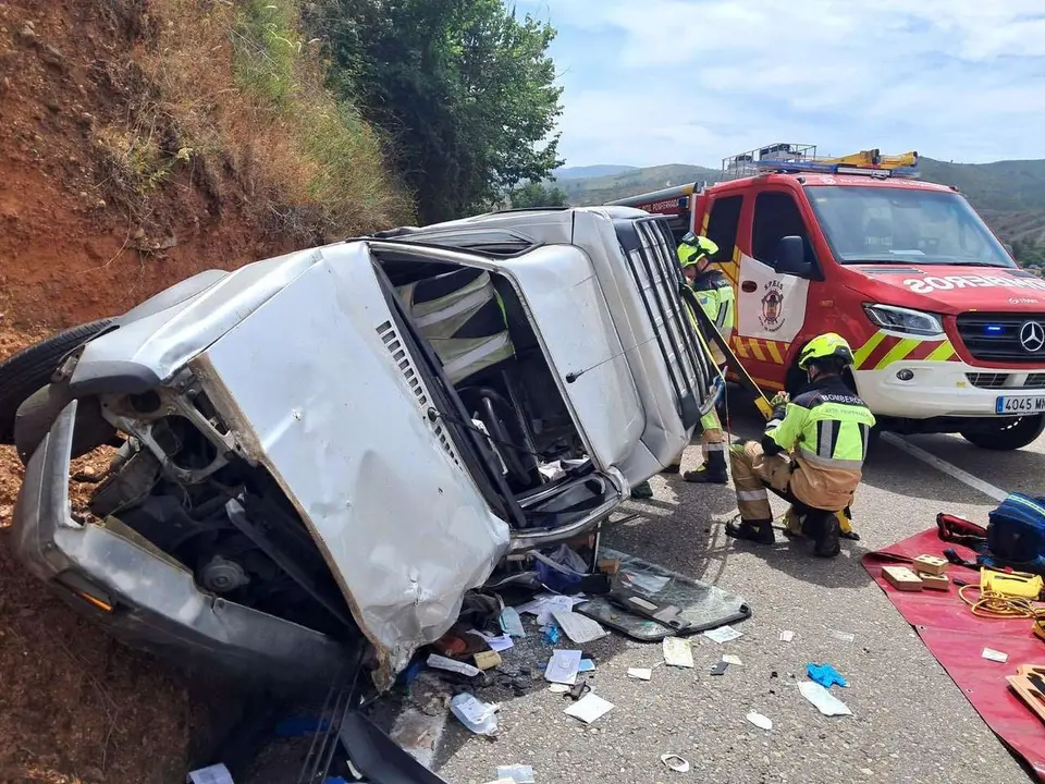 Bomberos de Ponferrada. Dos personas resultan heridas tras colisionar un turismo y una furgoneta en Puente Domingo Fl&oacute;rez (Le&oacute;n)