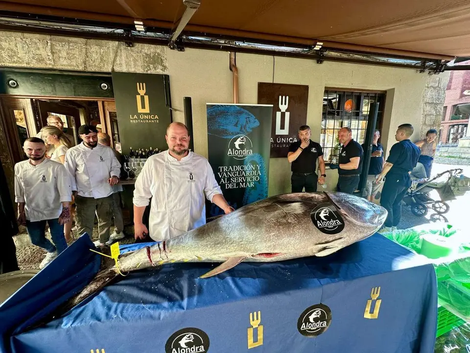 Javier Navarro, chef del restaurante La &Uacute;nica, ante un ejemplar de at&uacute;n rojo de 140 kilos. | SM