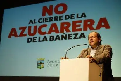 Javier Carrera, alcalde de La Ba&ntilde;eza, durante el acto