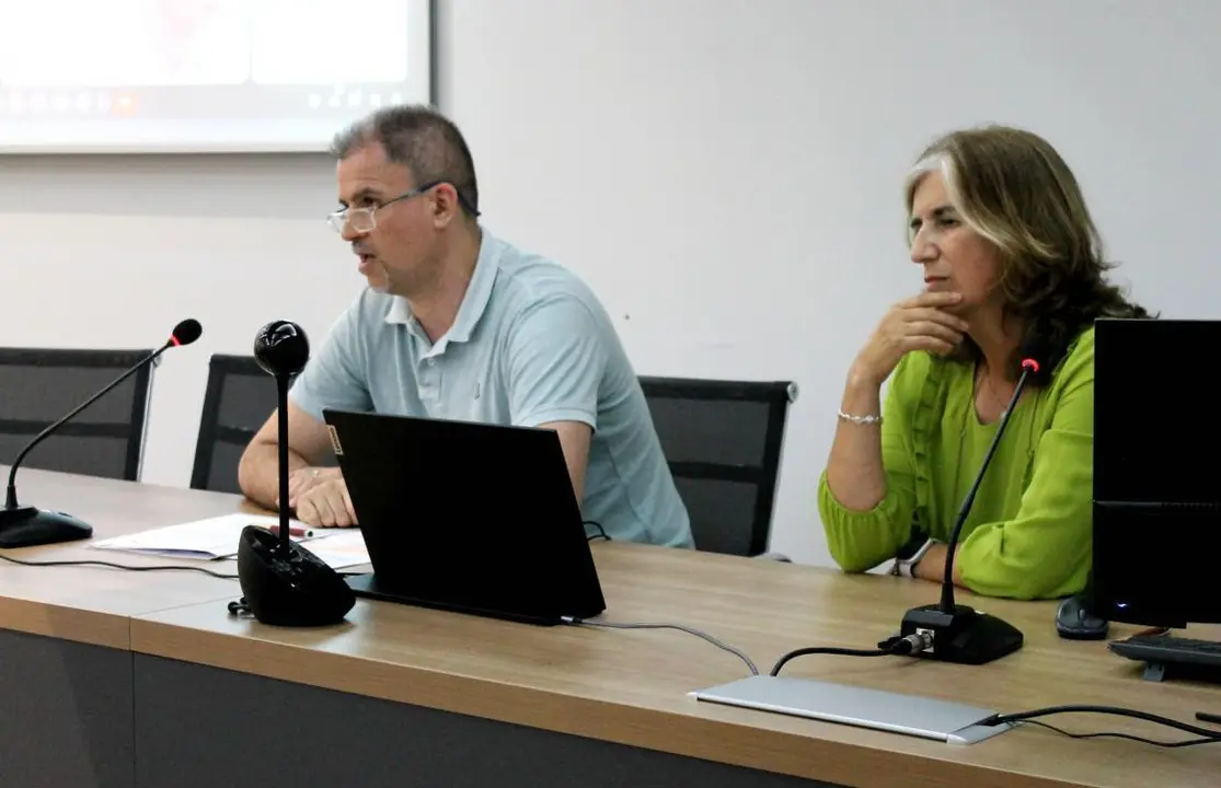 El Vicerrector de Actividad Acad&eacute;mica, Julio Abad Gonz&aacute;lez y la coordinadora del proyecto, la profesora Teresa Mar&iacute;a L&oacute;pez
