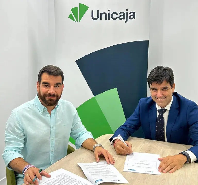 El presidente de la Asociaci&oacute;n de Comerciantes del Centro de Ponferrada, Iv&aacute;n Rodr&iacute;guez Canedo, y el director territorial de Unicaja en Castilla y Le&oacute;n, Manuel Rubio, firman un convenio de colaboraci&oacute;n