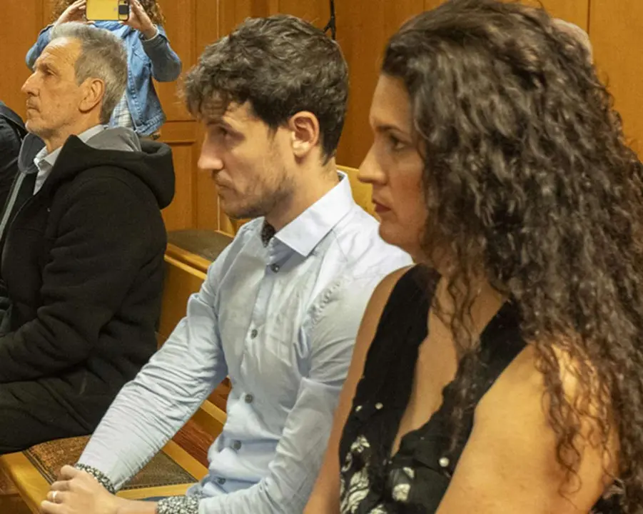 El expol&iacute;tico Pedro Mu&ntilde;oz y sus dos hijos -Ruth y Pedro Mu&ntilde;oz Botas- fueron condenados a 15 meses por alzamiento de bienes. La Audiencia de Le&oacute;n confirm&oacute; en junio de 2025 la condena, y Raquel D&iacute;az ha presentado un recurso de casaci&oacute;n ante el Supremo para que revise y ampl&iacute;e la condena. | ICAL