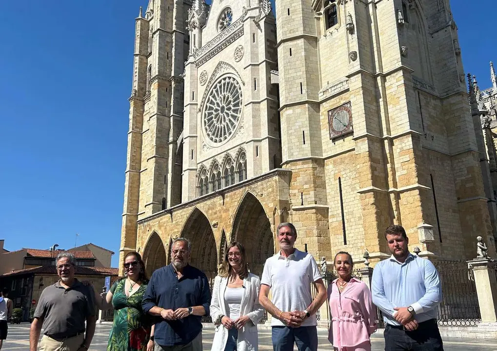 J&uacute;lia Calvet recorri&oacute; las calles del centro de Le&oacute;n con el presidente de las Cortes de Castilla y Le&oacute;n, el leon&eacute;s Carlos Poll&aacute;n; el procurador Miguel Su&aacute;rez, y la concejala en Le&oacute;n Blanca Herreros.