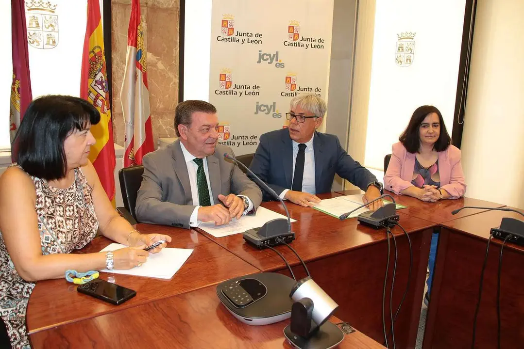 Peio Garc&iacute;a. ICAL. El consejero de la Presidencia, Luis Miguel Gonz&aacute;lez Gago, presenta el sistema de autoevaluaci&oacute;n de calidad de las Delegaciones Territoriales de la Junta de Castilla y Le&oacute;n, acompa&ntilde;ado por el delegado territorial, Eduardo Diego