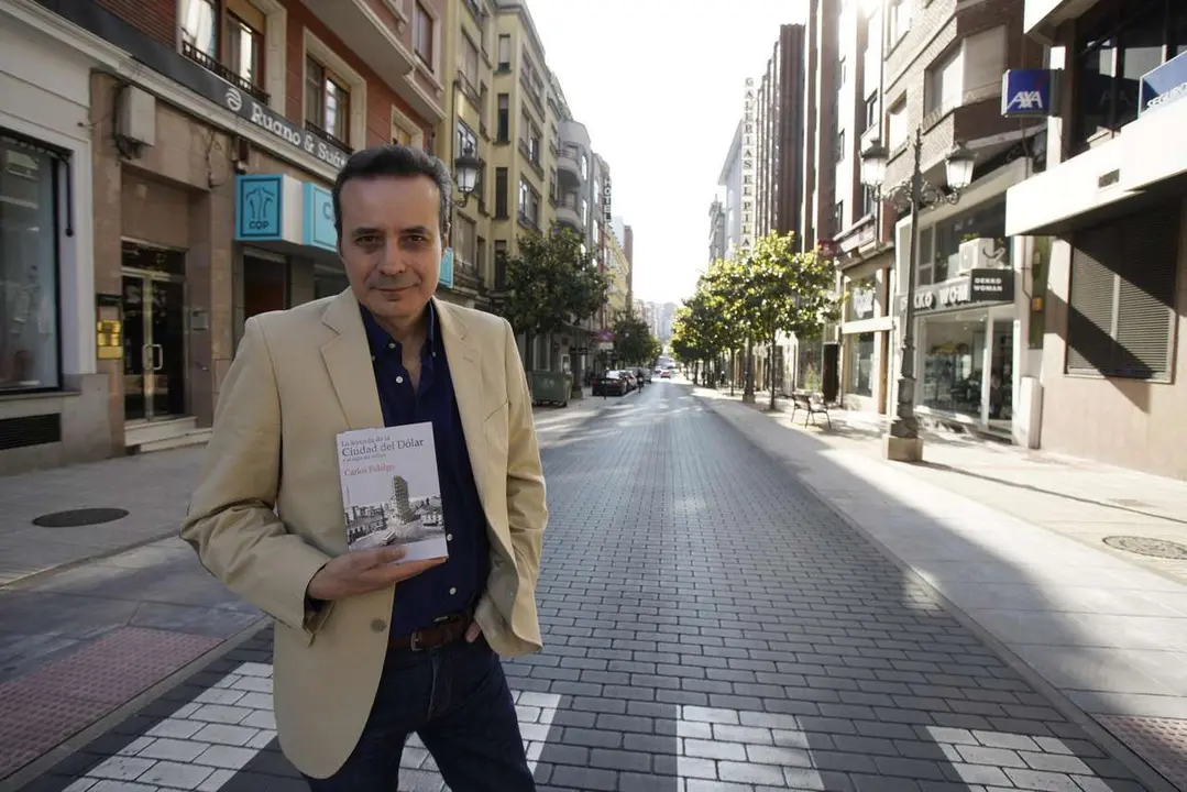 C&eacute;sar S&aacute;nchez. ICAL. El periodista y escritor berciano, Carlos Fidalgo, presenta su nuevo libro 'La leyenda de la Ciudad del D&oacute;lar y el siglo del carb&oacute;n'