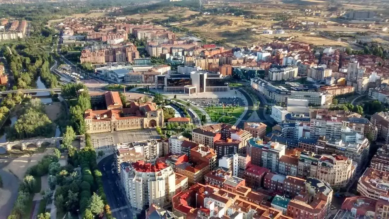 La capital leonesa a vista de p&aacute;jaro. | &Iacute;KARO GLOBOS