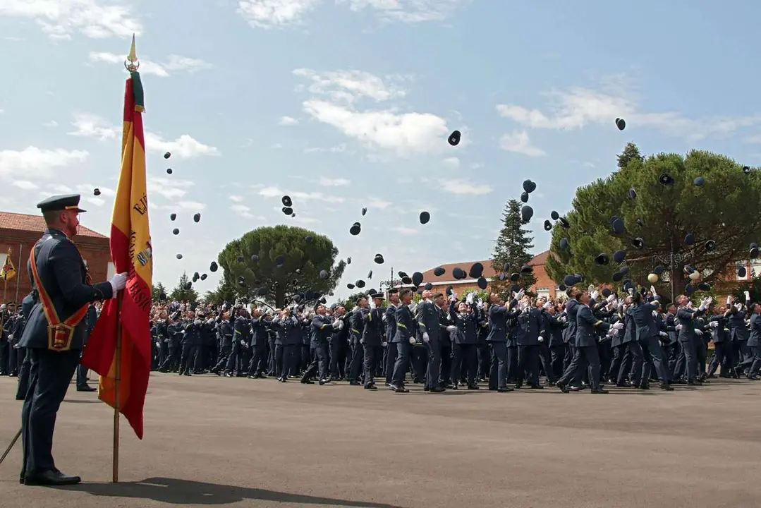 Peio Garc&iacute;a. ICAL. El jefe de Estado Mayor del Ej&eacute;rcito del Aire y del Espacio, Francisco Braco Carb&oacute;, preside el acto de entrega de Reales Despachos a los sargentos de la XXXIII promoci&oacute;n de la Academia B&aacute;sica del Aire y del Espacio, con la asistencia del presidente de las Cortes, Carlos Poll&aacute;n y el consejero de Medio Ambiente, Juan Carlos Su&aacute;rez Qui&ntilde;ones