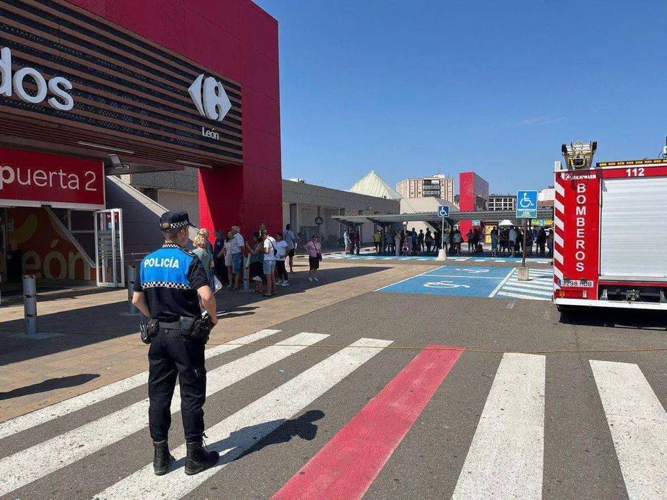 Desalojado el Centro Comercial Carrefour de Le&oacute;n debido al incendio de un establecimiento de comida
